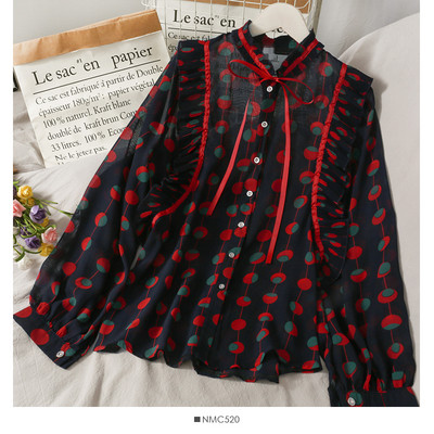 Színes női ing nyakkendőkkel és gombokkal