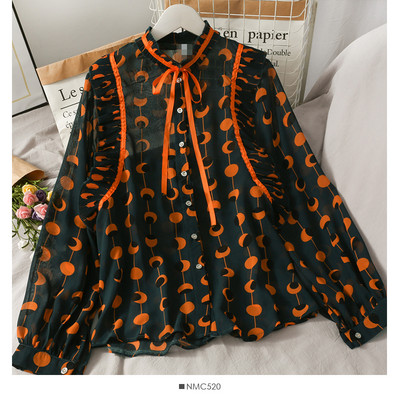 Színes női ing nyakkendőkkel és gombokkal