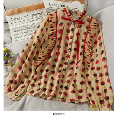 Színes női ing nyakkendőkkel és gombokkal