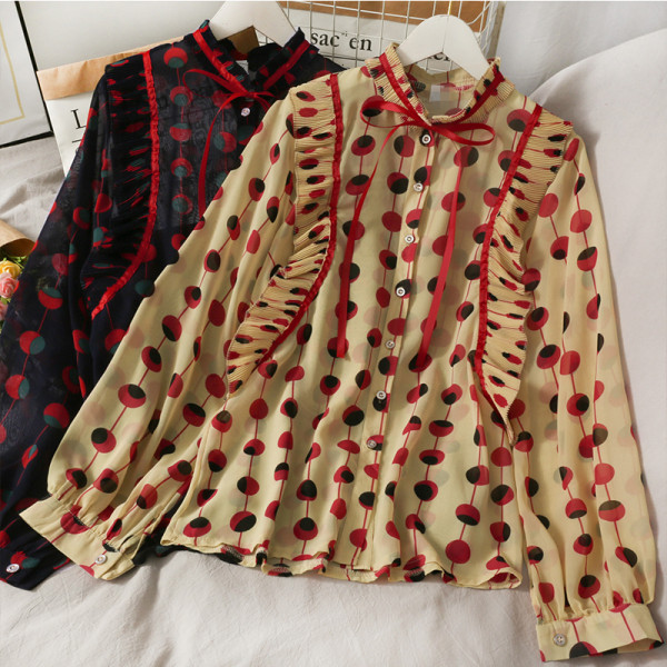 Színes női ing nyakkendőkkel és gombokkal