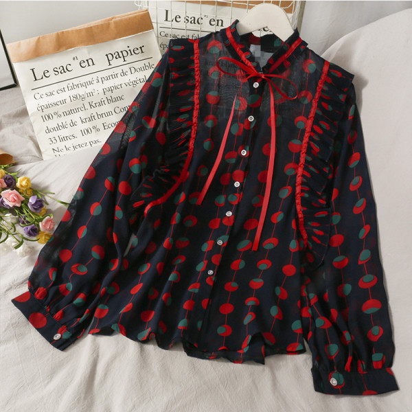 Színes női ing nyakkendőkkel és gombokkal