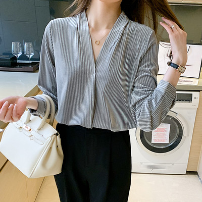 Valge spitsikaelusega naiste vabaajasärk