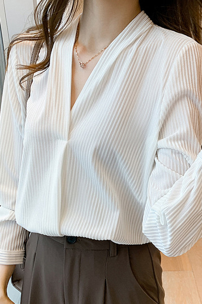 Valge spitsikaelusega naiste vabaajasärk