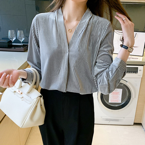 Valge spitsikaelusega naiste vabaajasärk