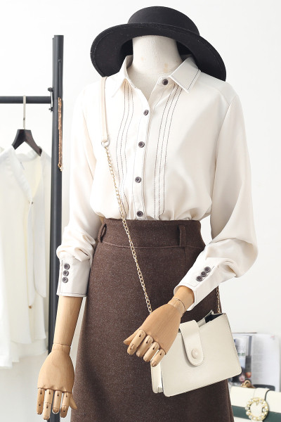 Naiste vabaaja särk - klassikalise krae ja tikandiga