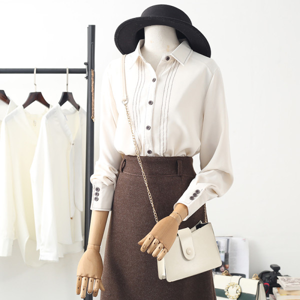 Naiste vabaaja särk - klassikalise krae ja tikandiga