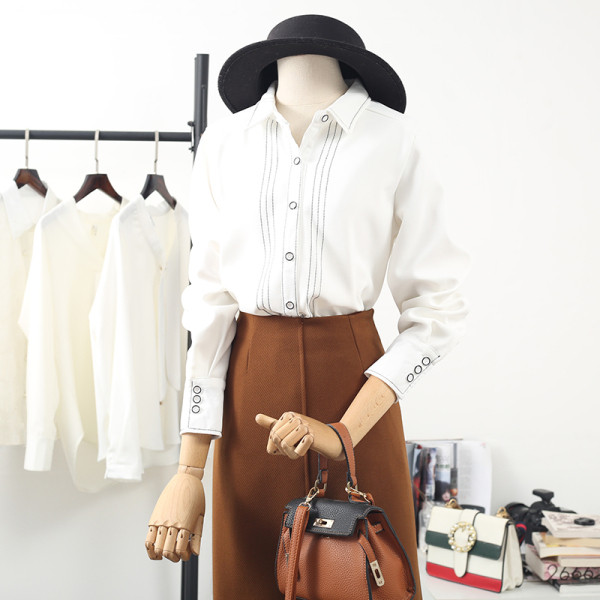 Naiste vabaaja särk - klassikalise krae ja tikandiga