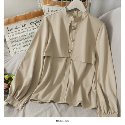 Μοντέρνο γυναικείο πουκάμισο με χαμηλό γιακά