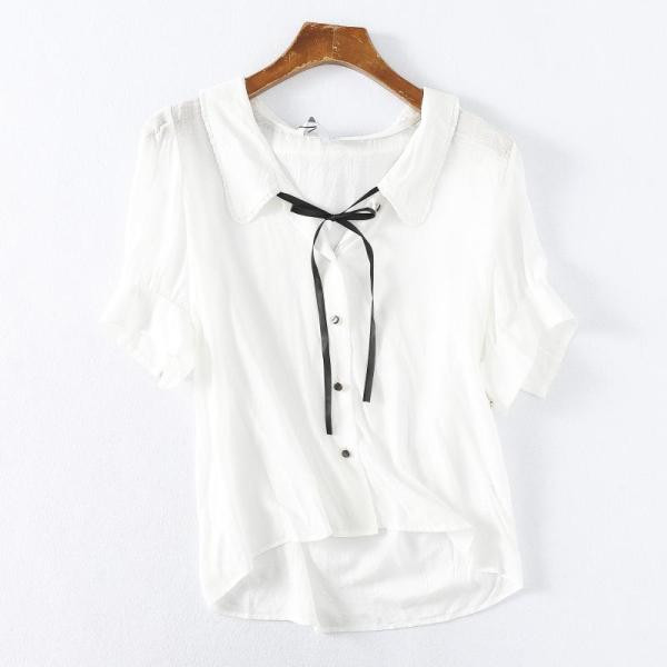 Bijela ljetna košulja s klasičnim ovratnikom i vezicama