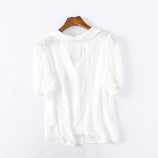 Bijela ljetna košulja s klasičnim ovratnikom i vezicama