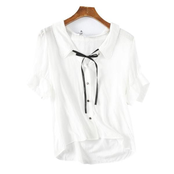 Bijela ljetna košulja s klasičnim ovratnikom i vezicama