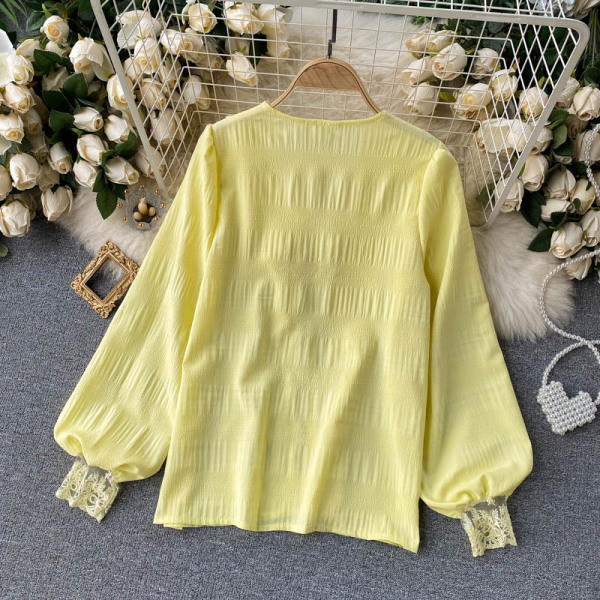 Ženska košulja s čipkom i špic izrezom