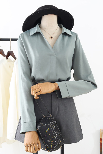 Kaasaegne naiste käsivars pikkade varrukate ja spitsikaelusega