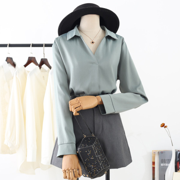 Kaasaegne naiste käsivars pikkade varrukate ja spitsikaelusega