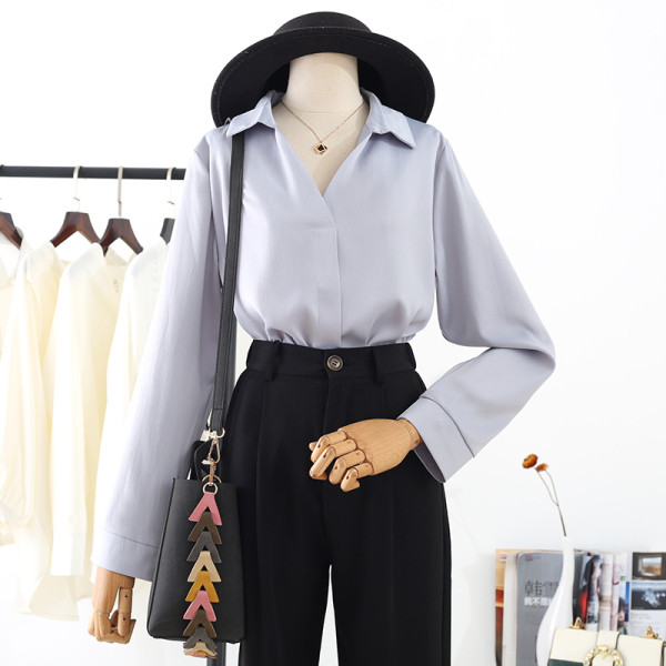 Kaasaegne naiste käsivars pikkade varrukate ja spitsikaelusega