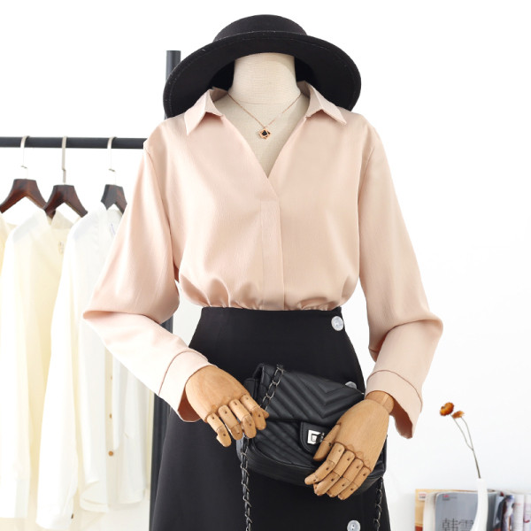 Kaasaegne naiste käsivars pikkade varrukate ja spitsikaelusega