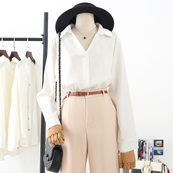 Kaasaegne naiste käsivars pikkade varrukate ja spitsikaelusega