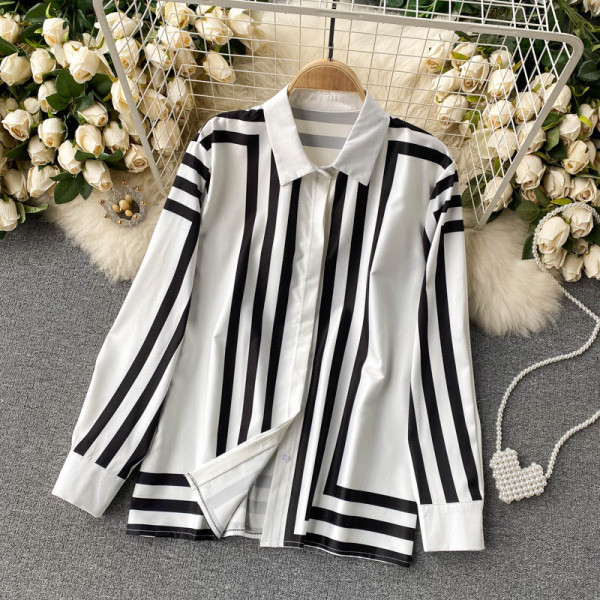 Must-valge ja klassikalise kraega triibuline naistesärk