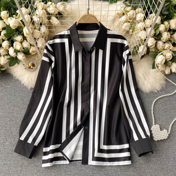 Must-valge ja klassikalise kraega triibuline naistesärk