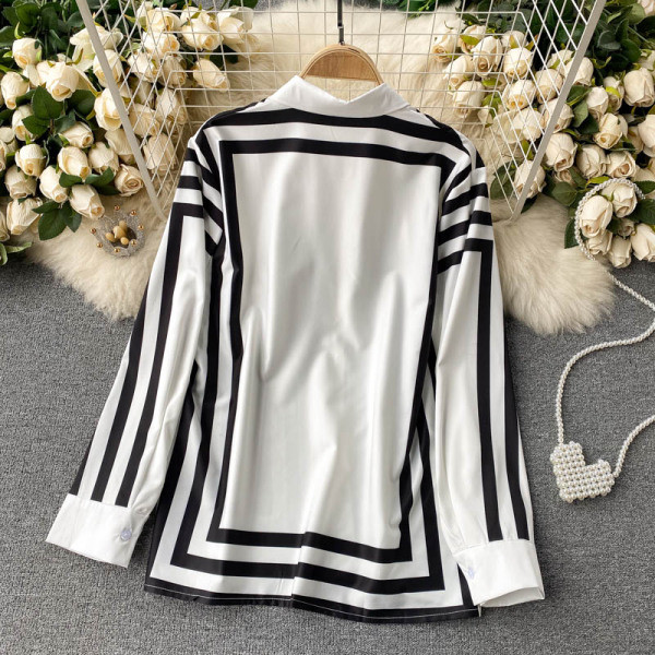 Must-valge ja klassikalise kraega triibuline naistesärk