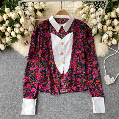 Šarena ženska košulja sa cvjetnim uzorkom i zlatnim gumbima