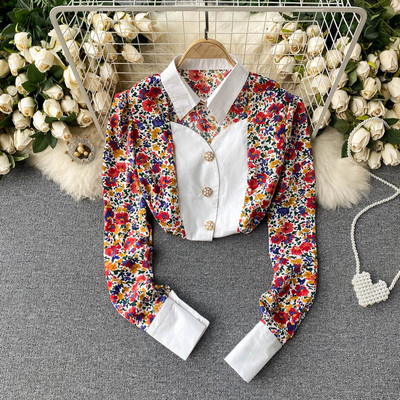 Šarena ženska košulja sa cvjetnim uzorkom i zlatnim gumbima