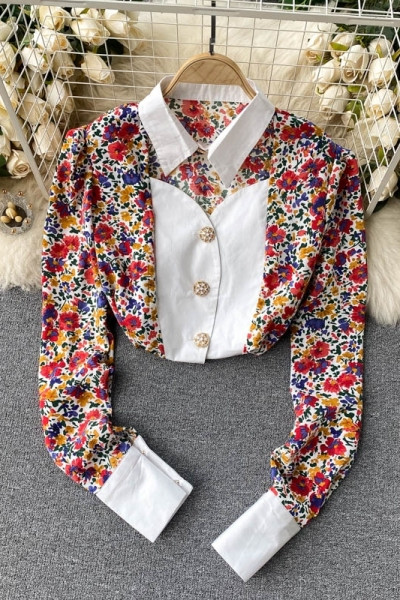 Šarena ženska košulja sa cvjetnim uzorkom i zlatnim gumbima