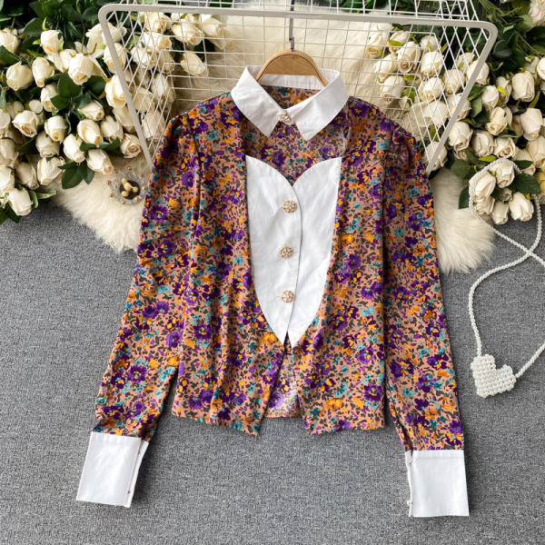 Šarena ženska košulja sa cvjetnim uzorkom i zlatnim gumbima