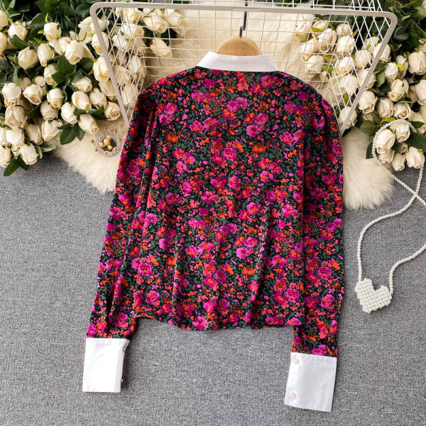 Šarena ženska košulja sa cvjetnim uzorkom i zlatnim gumbima