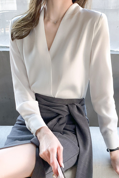 Stílusos női ing spitz nyakkivágással és hosszú ujjú - letisztult modell