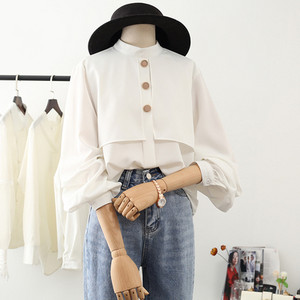 Modern női ing kerek nyakkivágással és kerek gombokkal