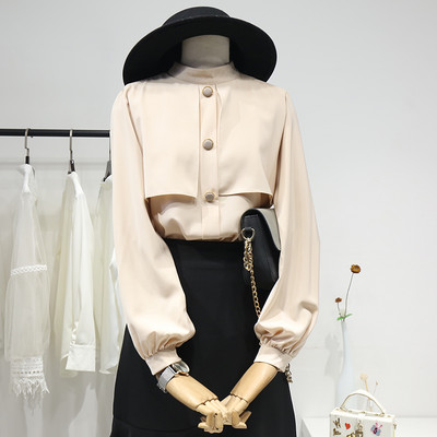 Modern női ing kerek nyakkivágással és kerek gombokkal