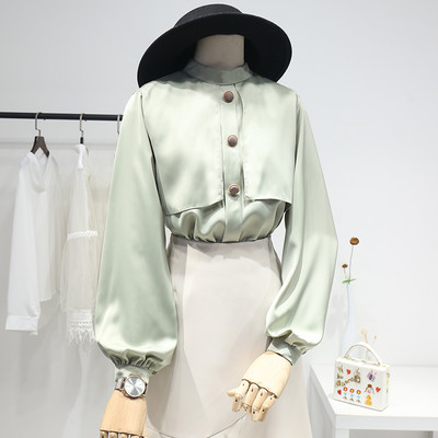 Modern női ing kerek nyakkivágással és kerek gombokkal