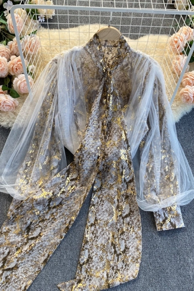 NOVI Model ženske košulje sa printom zmije i trakom na ovratniku