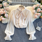 Erős női ing szalaggal és gombokkal