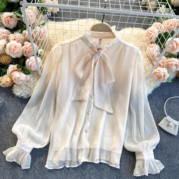 Erős női ing szalaggal és gombokkal