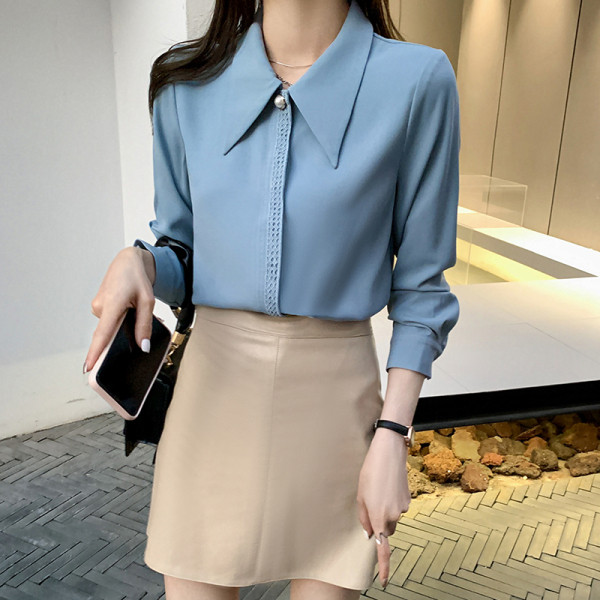 Női ing kövekkel és klasszikus gallérral kék színben