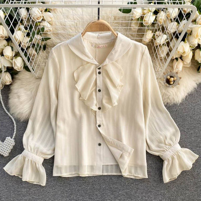 Retro stílusú női ing gombokkal és fürtökkel