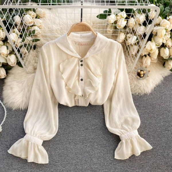 Retro stílusú női ing gombokkal és fürtökkel