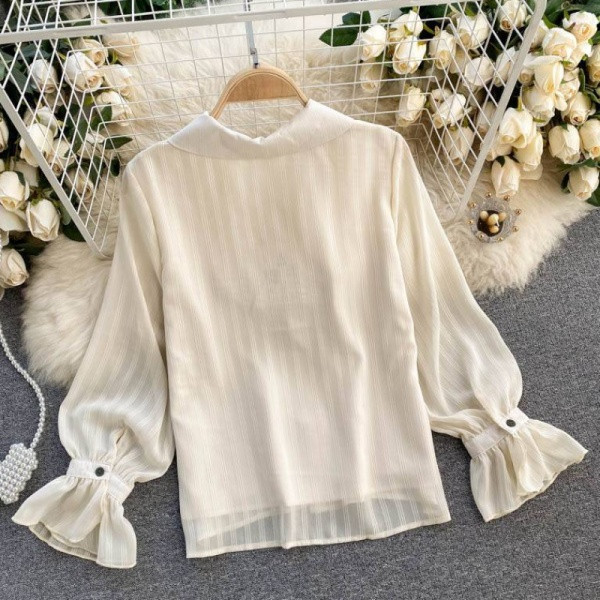 Retro stílusú női ing gombokkal és fürtökkel