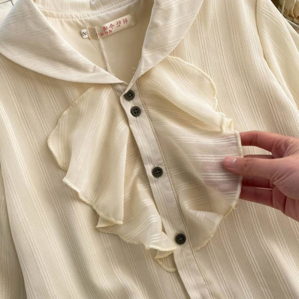 Retro stílusú női ing gombokkal és fürtökkel