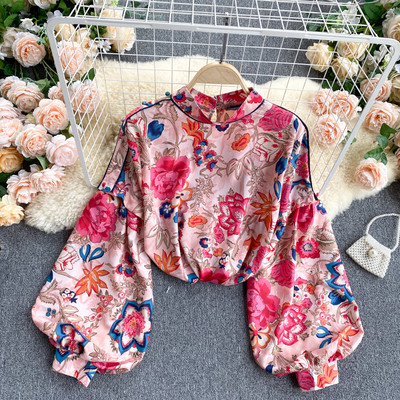 Mitmevärviline madala krae ja laiade varrukatega naiste särk