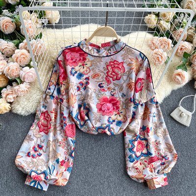 Mitmevärviline madala krae ja laiade varrukatega naiste särk