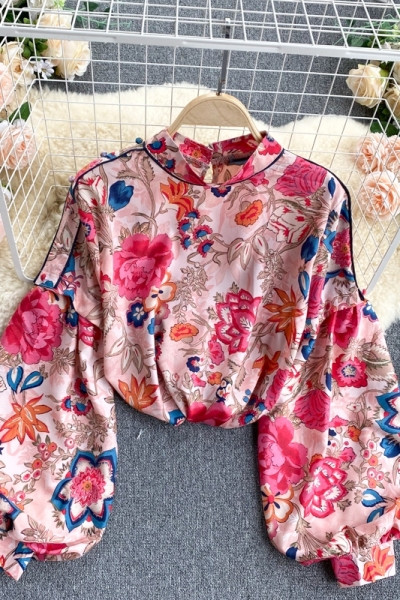 Mitmevärviline madala krae ja laiade varrukatega naiste särk