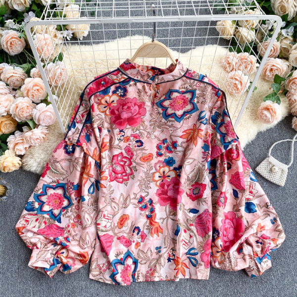 Mitmevärviline madala krae ja laiade varrukatega naiste särk