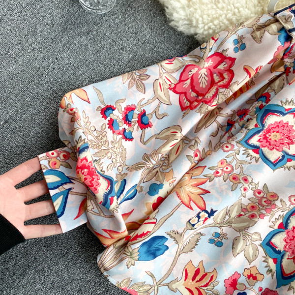 Mitmevärviline madala krae ja laiade varrukatega naiste särk