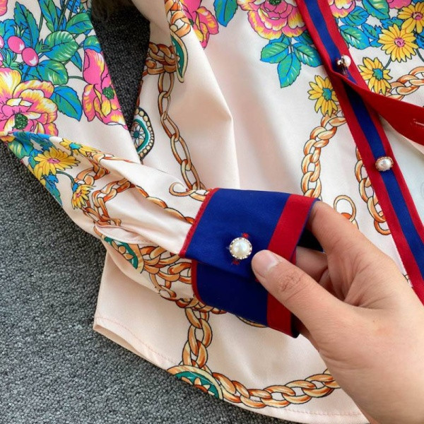 Naiste värviline klassikalise krae ja lillemotiividega särk