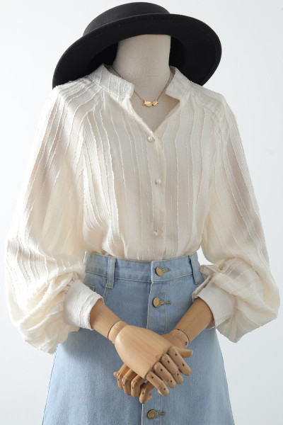 Laiade varrukate ja ümara kaelusega naiste sügissärk