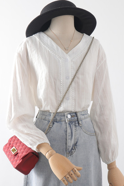 Modern női ing spitz nyakkivágással - fehér színben