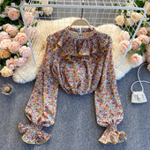 Naiste särk lillelise paremkummiga varrukal ja lokkidega